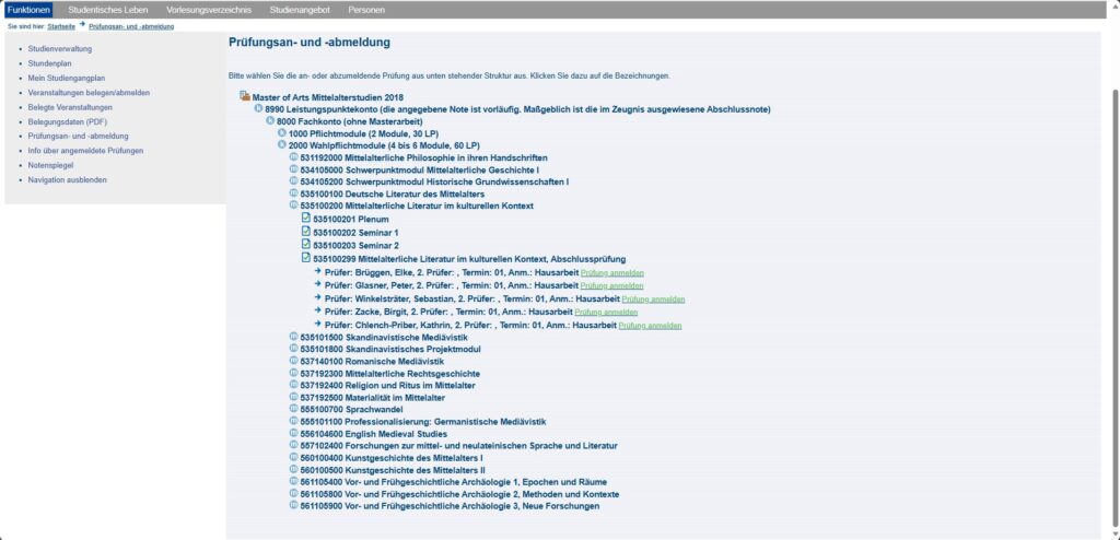 Die Prüfungsan- und -abmeldung funktioniert ähnlich wie die Veranstaltungsbelegung. Hier müsst ihr ebenfalls wieder bestätigen und euch zum passen Unterregister durchklicken, bis ihr das Modul seht, in dem ihr die Prüfung ablegen wollt. Klickt anschließend auf den Namen des Moduls mit „Abschlussprüfung“ und wählt dann die Lehrperson aus, bei der ihr im Kurs wart und bei denen ihr schreiben wollt.